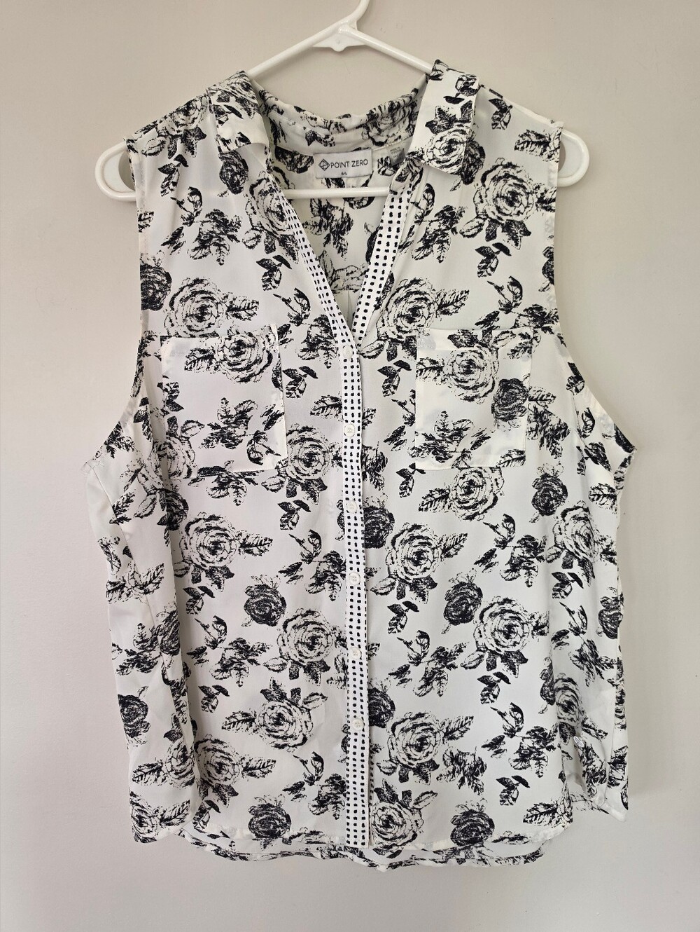 Point Zero Black & White Floral Sleeveless Blouse. Womens Large.